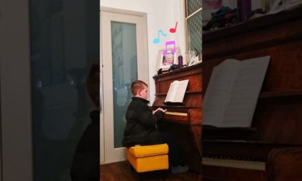 Deb & Matt Chat on YT: Our 9 year old after 1 week on #Piano. No #pianolessons yet!